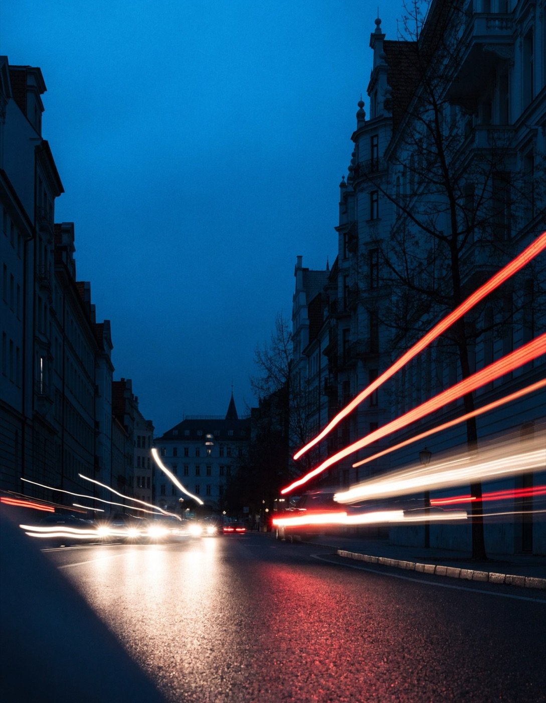 Lichtspuren von Autos auf einer Stadtstraße zur blauen Stunde